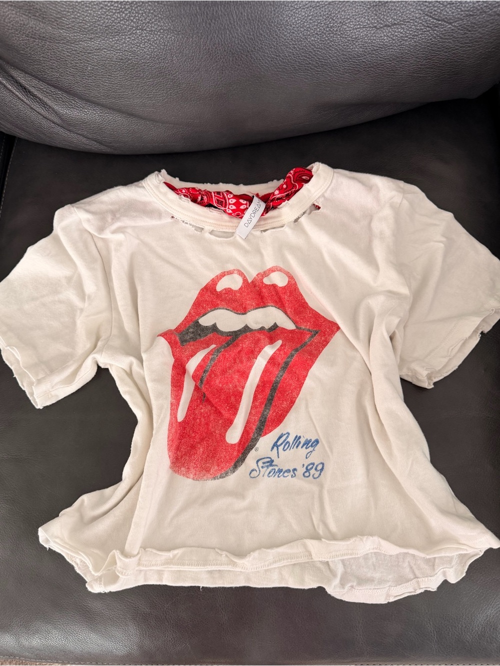 This is a Daydreamer LA Rolling Stones '89 tour crop tee w distressed details